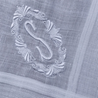 hvidt broderet lommetørklæde s monogram gammel tekstil